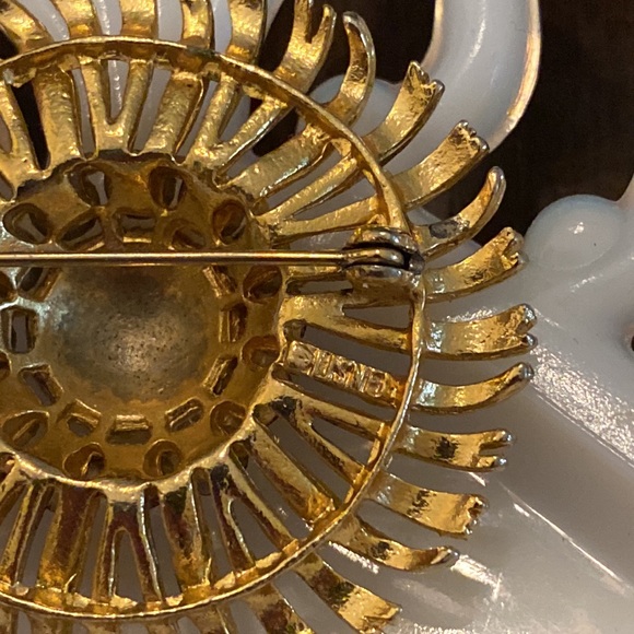 Vintage signed Lisner AB crystal and gold tone brooch - Picture 4 of 5